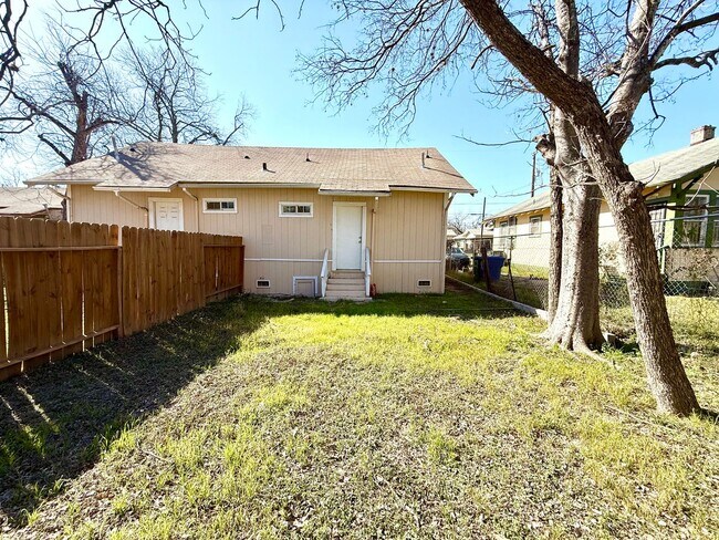 Building Photo - *MOVE IN SPECIAL* Charming Duplex with Fenced Yard – Minutes from St. Philip's College!