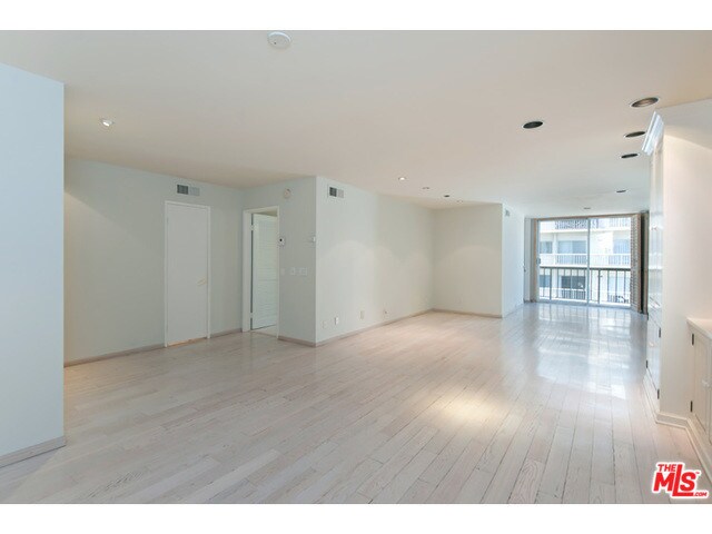 Building Photo - 10747 Wilshire Blvd