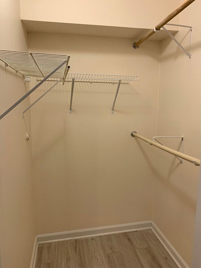 Building Photo - Rent Special! Half Month FREE!