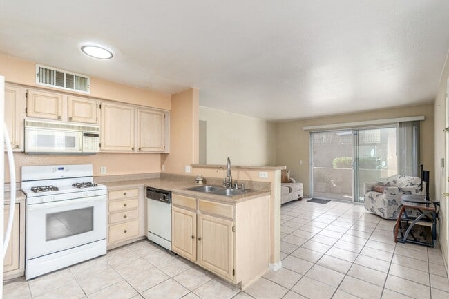 Building Photo - First Floor Condo 2-Bedrooms 2-Bathrooms!