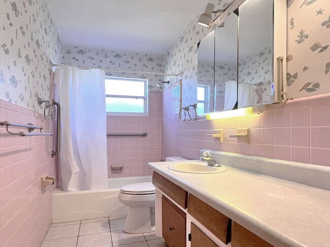Building Photo - Two-Bedroom Pool Home in Winter Haven Clos...