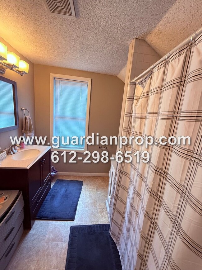Building Photo - House in Midway Available September 1, Updated Kitchen & Bath, Fenced Yard, 2 Car Garage