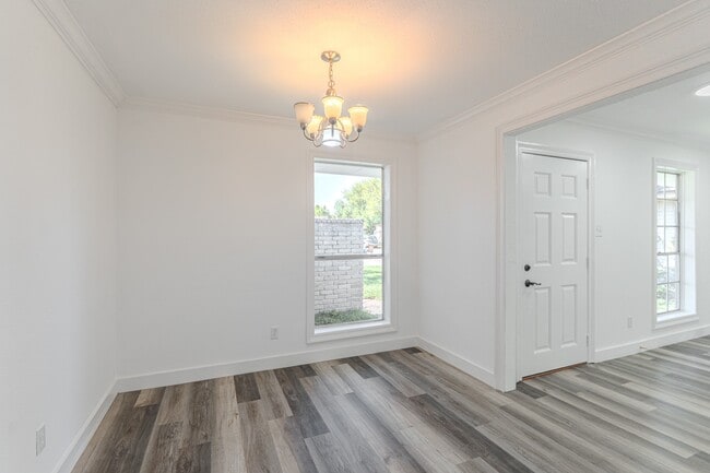 Building Photo - 10126 Pine Moss Dr