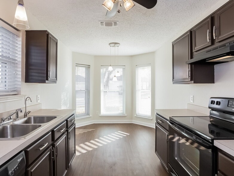 Building Photo - 2370 Stagecoach St