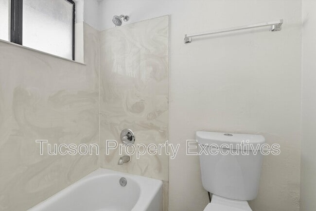 Building Photo - 1662 N Beverly Ave