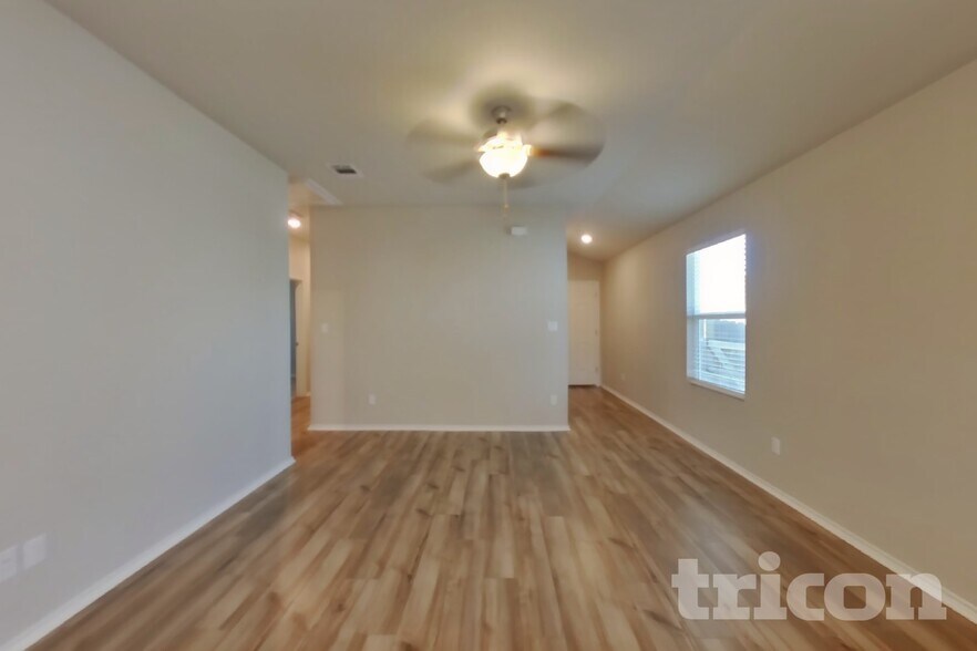 Building Photo - 5205 Saddle Clb Dr