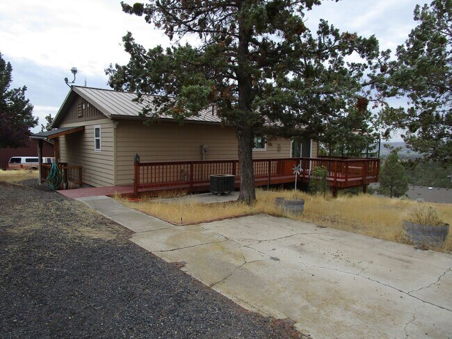 Building Photo - Spacious 2 Story, 2 Bedroom, 2 Bath Home on Corner Lot in Ochoco West Subdivision - Available Ear...