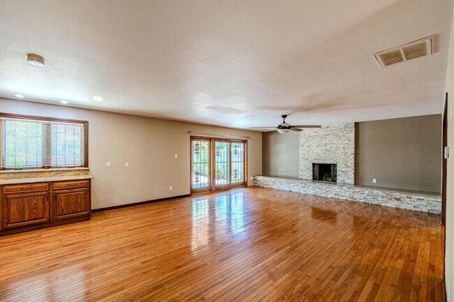 Building Photo - 1518 Wellesley Dr NE