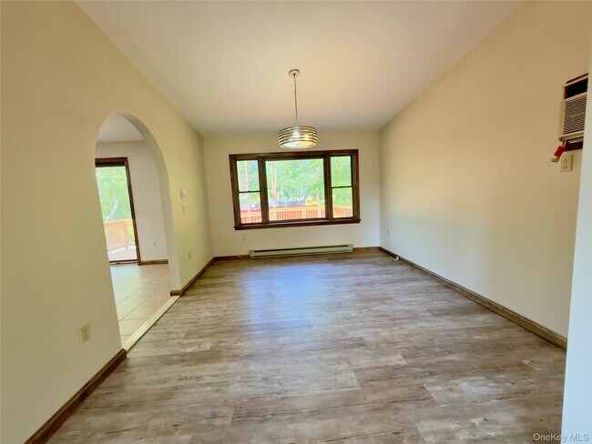 Building Photo - 709 Bloomingburg Rd
