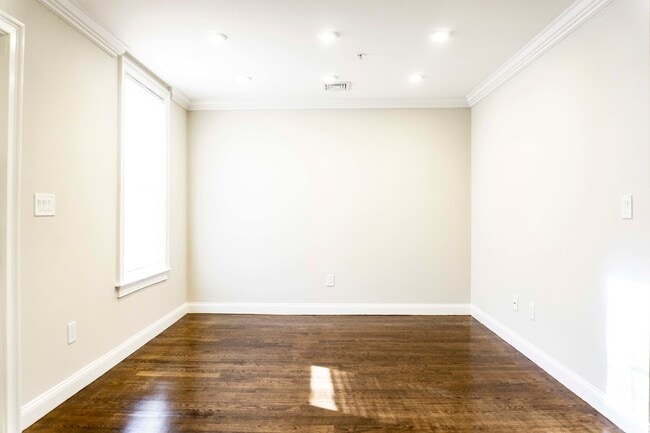 Building Photo - 2 Bed 1 Bath Available April 1- August 31 (with option to renew)