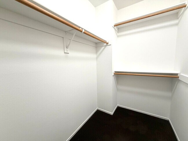 Building Photo - Move-In Ready 3 bedroom & 2.5 bathroom Home in the Gated Laurel Creek Community