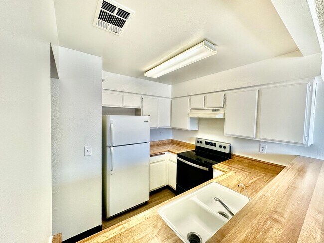 Building Photo - 1190 S Winery Ave