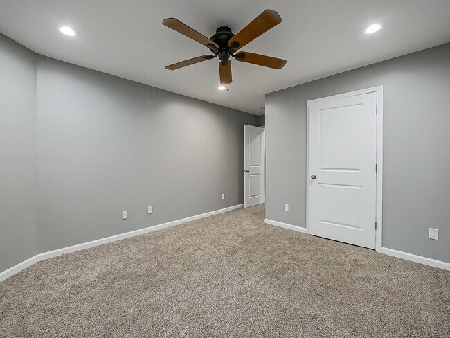 Building Photo - Charming 3-Bed, 2.5-Bath Home in Pinckney!