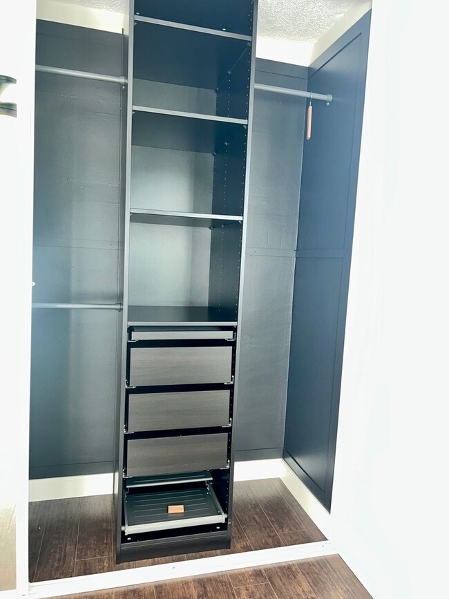 Building Photo - 1028w