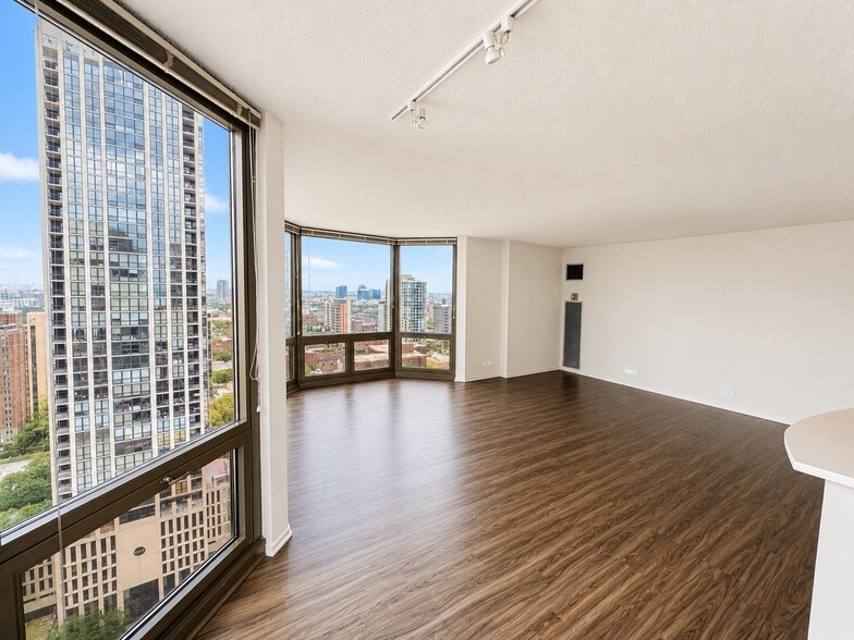 Building Photo - 1122 N Dearborn St