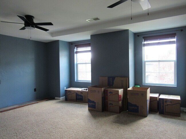 Building Photo - 5 bedroom, 1.5 bath home in Tehaleh