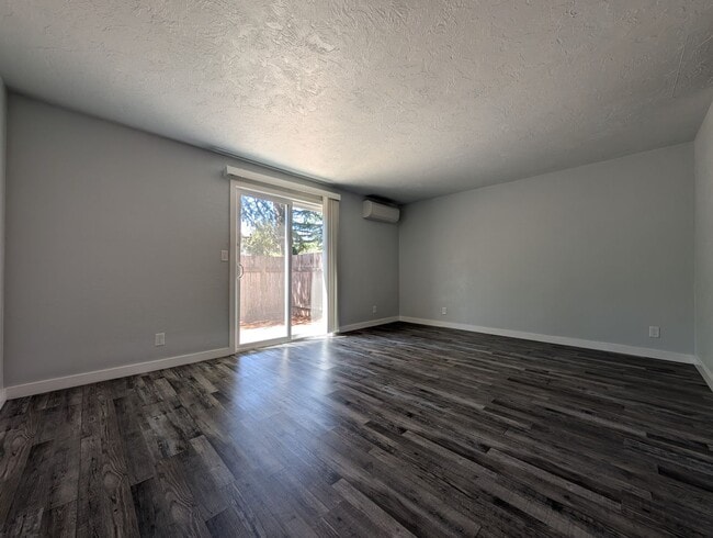 Building Photo - Newly Renovated 2-Bedroom, 1.5-Bath Apartm...