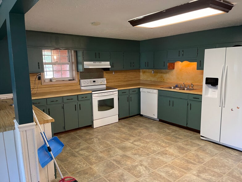 Building Photo - 112 Bristol Dr