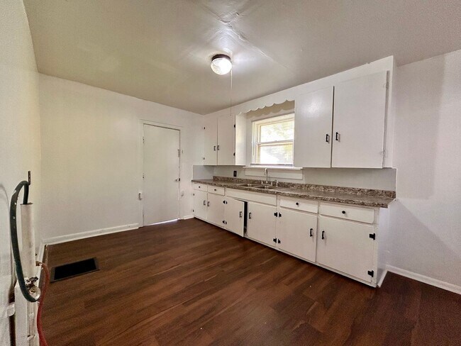 Building Photo - Three Bedroom Home in Southeast Grand Rapids - Rent Special!