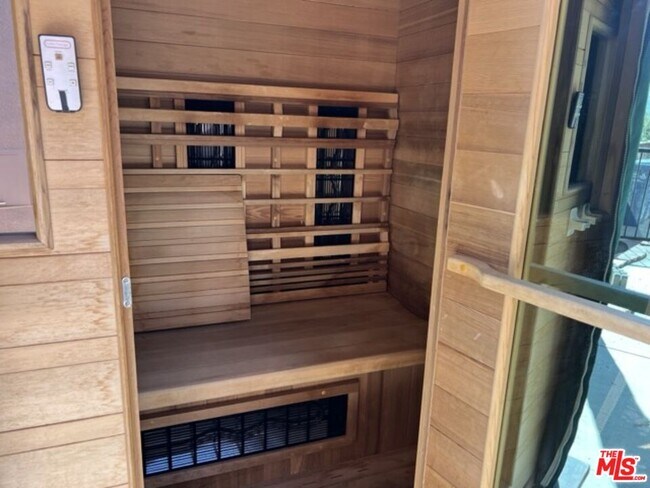 Building Photo - 729 Kenmore Cir