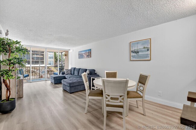Building Photo - 8 Royal Palm Way