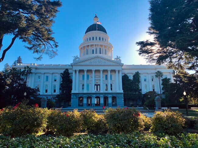 State Capitol within 10-15 minutes walking distance - 500 N St