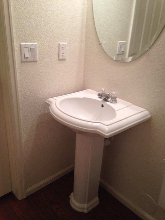 9-Half bath with pedestal sink - 10653 Butte Dr