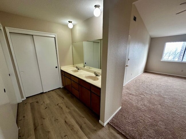 Building Photo - 4 bedroom 3 bathroom in Tracy