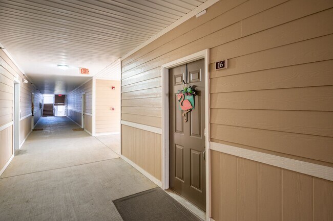 Building Photo - CALLING ALL GOLF ENTHUSIASTS!!! PERFECT OF...