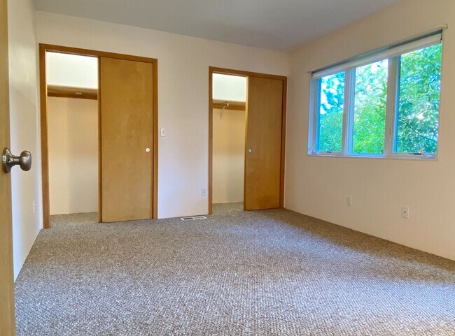 Building Photo - Cute Townhouse On Private Drive In White Salmon, WA