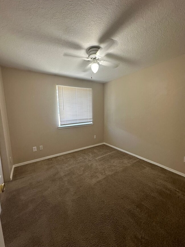 Building Photo - 3025 SW Reindeer Ave