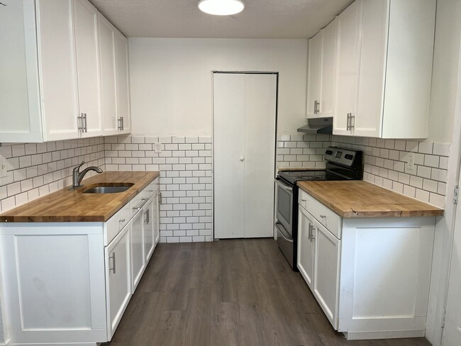 Building Photo - Modern 3-Bedroom Charmer with Bright Inter...