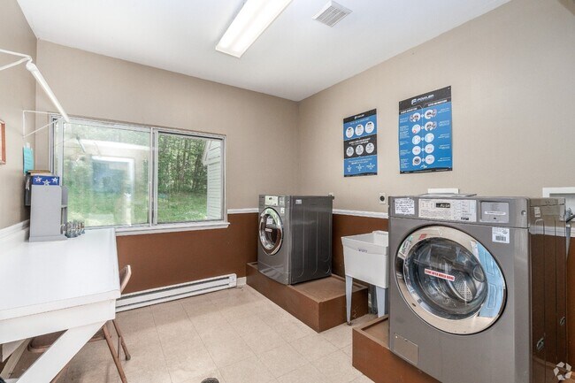 Building Photo - 2 Meadowbrook Cir