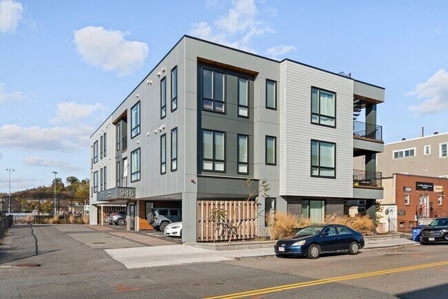 Building Photo - 946 Saratoga St