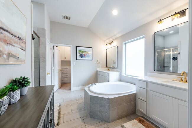 Building Photo - 104 Indian Paintbrush Trl