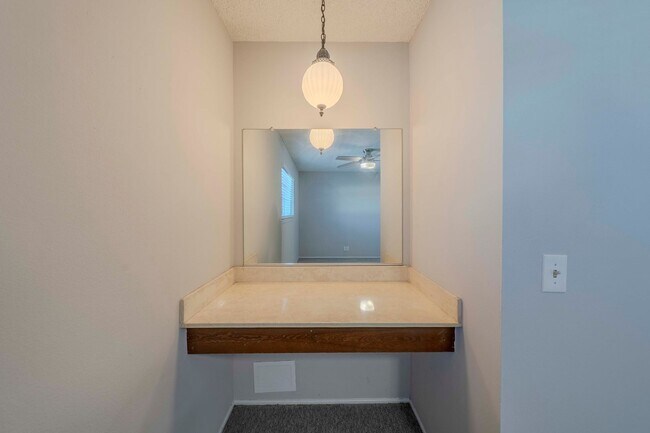Building Photo - Bright & Airy 2-Bedroom End Unit Townhome