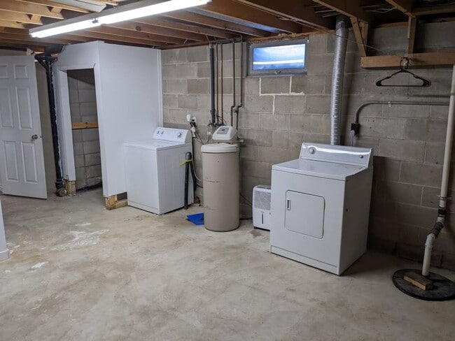 Building Photo - House For Rent