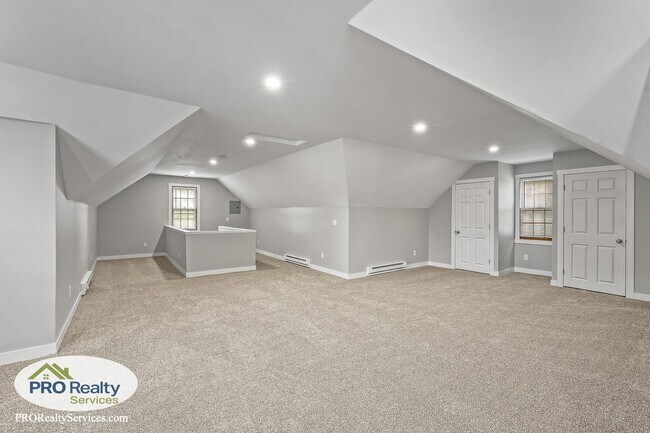 Building Photo - 3 Bedroom Home in St. Paul