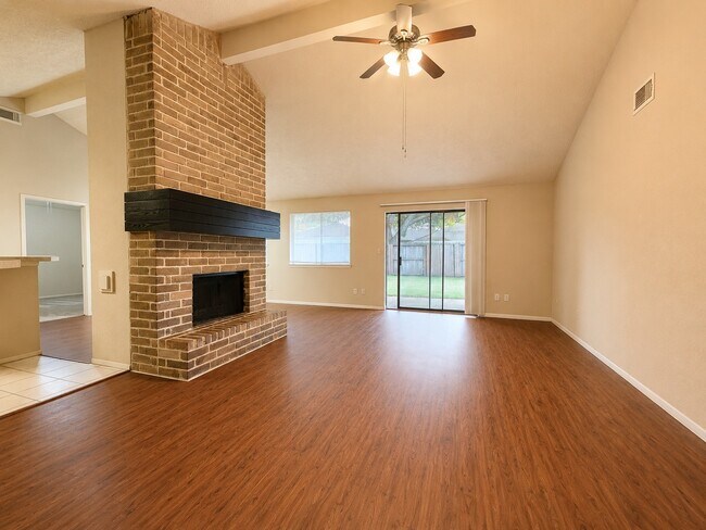 Building Photo - 21227 Park Mt Dr