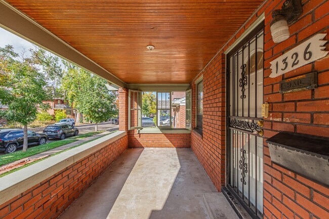 Building Photo - Great two bed two bath bungalow for rent i...