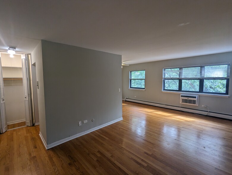 Building Photo - 502 W Briar Pl