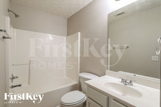 Building Photo - 650 Castlebrooke Dr SE