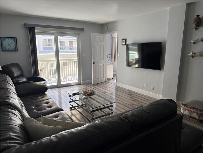 Building Photo - 1161 Hillsboro Mile