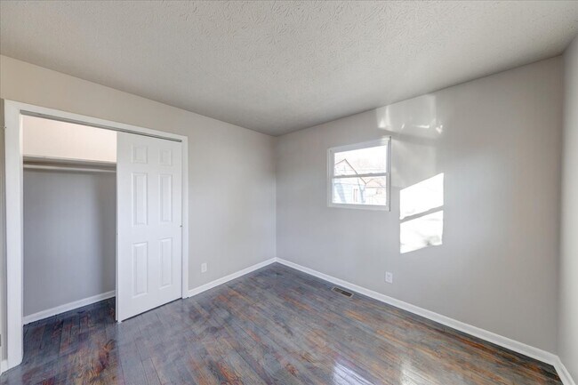 Building Photo - 1367 W Pruitt St