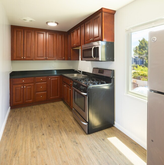 Building Photo - 1590 Oregon St