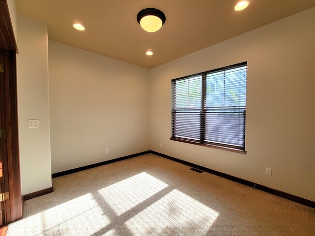 Building Photo - 1624 Gale Ct