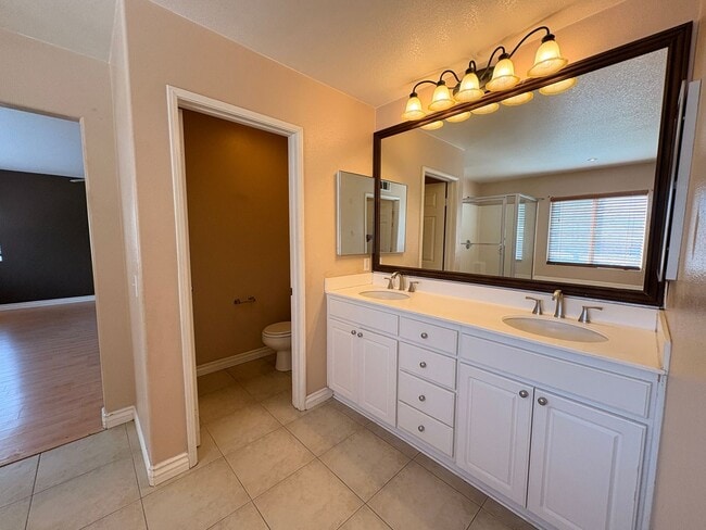 Building Photo - 4 Bed, 3 Bath in Corona!