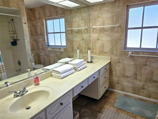 Building Photo - 492 E Shade Dr