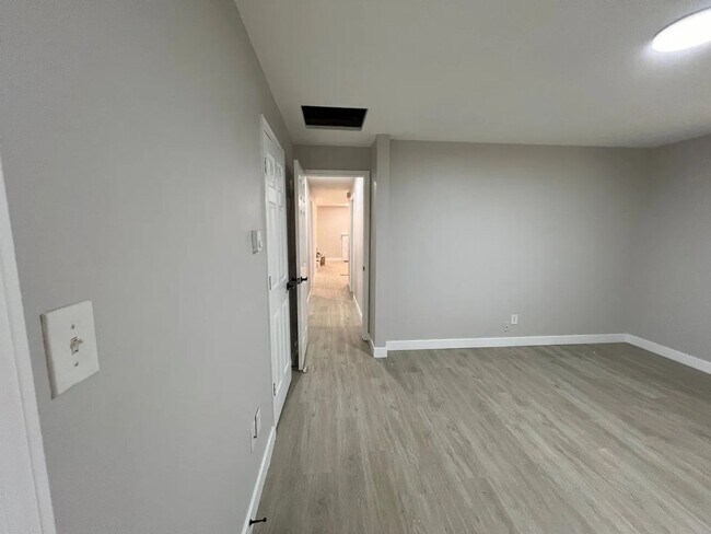 Building Photo - Renovated 4-Bedroom Single-Level Home in Quiet Kent Central Location