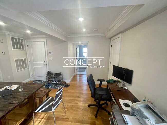 Building Photo - 64 Gordon St